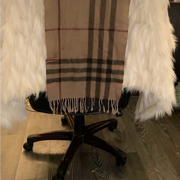 THE BURBERRY CHECK CASHMERE SCARF: Well loved. Authenticated with proof. - Picture 5 of 7